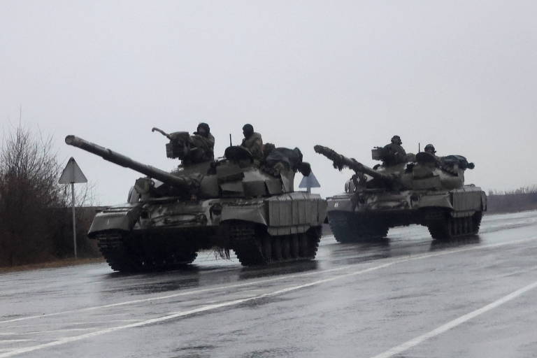 Tanques são fotografados entrando em Mariupol, cidade na área ucraniana do Donbass