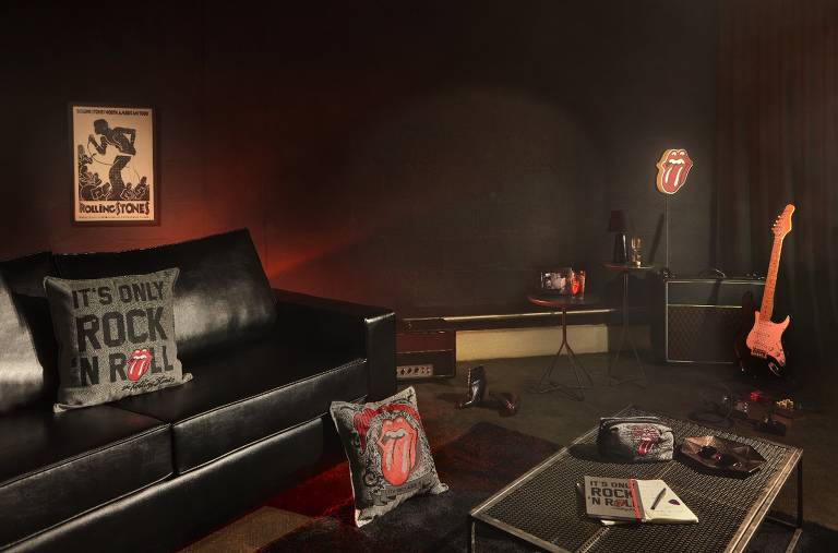Cenário de casa com sofá, mesa e quadros com produtos da linha dos Rolling Stones