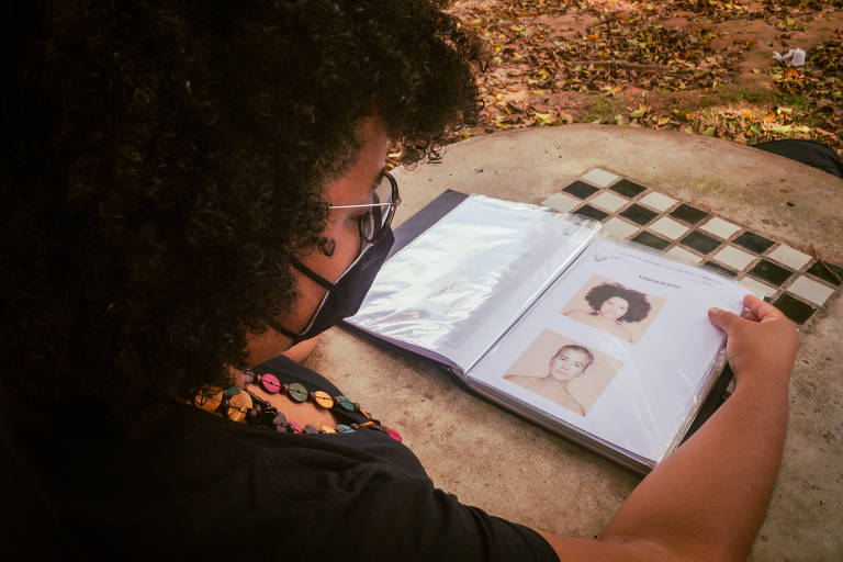 Professora Ana Paula guarda em uma pasta os desenhos feitos por alunos