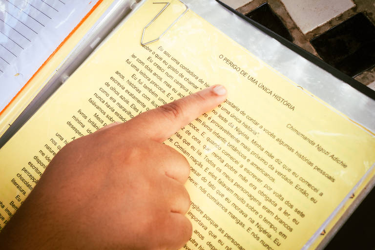 Ana Paula trabalhou o texto "O Perigo de uma História Única", da autora nigeriana Chimamanda Ngozi, em sala de aula