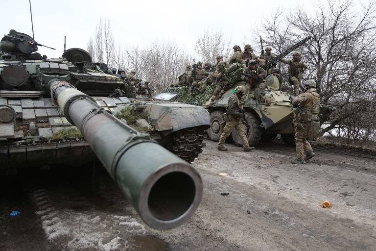 Tanque e blindado de transporte de pessoal ucranianos em ação região de Lugansk
