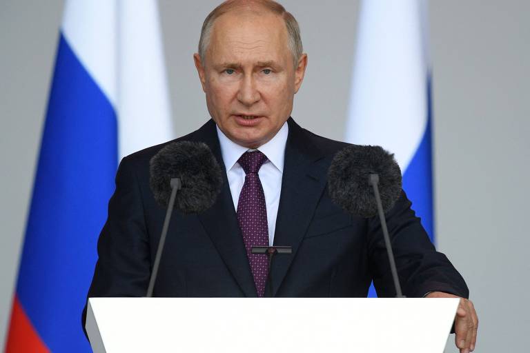 O presidente da Rússia Vladimir Putin discursa em cerimônia militar