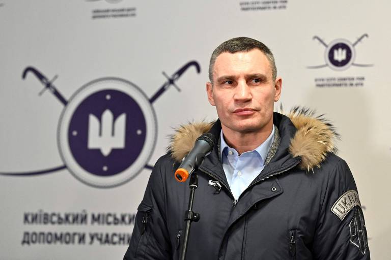 O prefeito de Kiev, Vitali Klitschko, em visita a um centro de recrutamento de voluntários