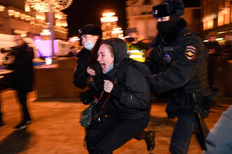 Policiais prendem manifestante durante ato contra a invasão da Ucrânia, no centro de Moscou