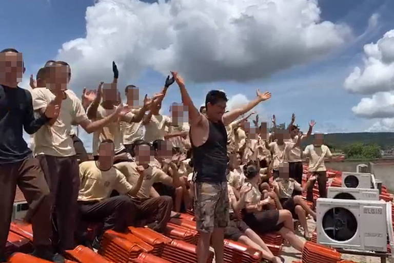 Vídeo mostra alunos no teto de colégio estadual militar após carregar telhas em GO