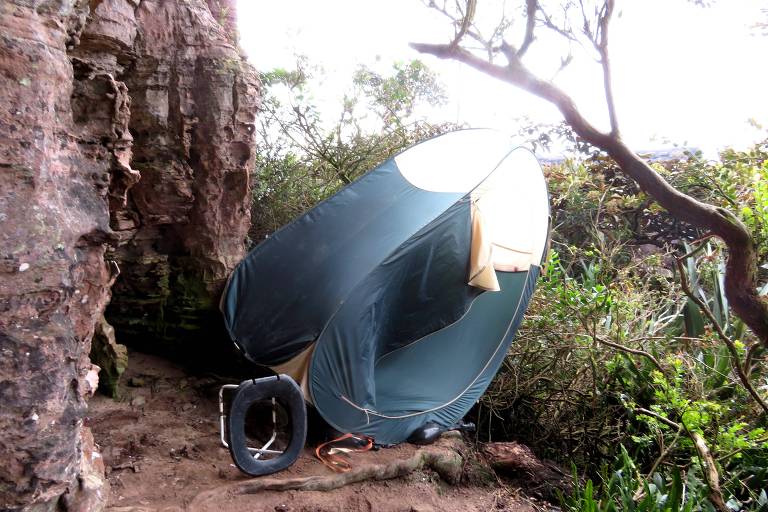 Barraca vertical usada como banheiro no monte Roraima é derrubada pelo vento