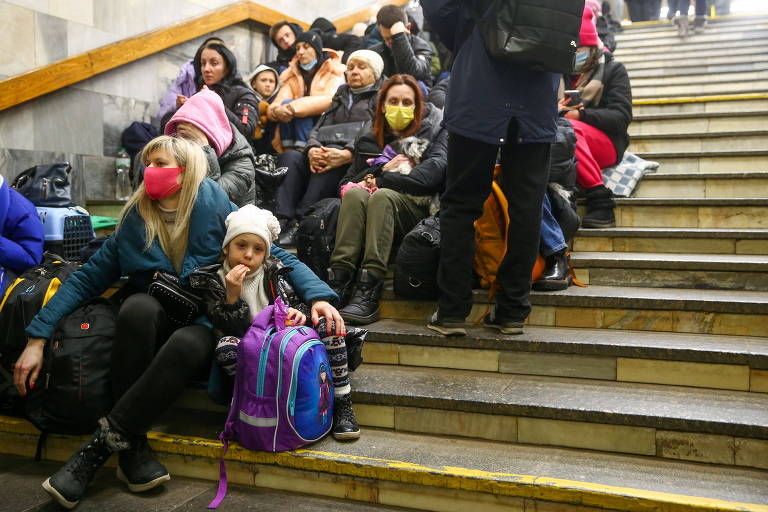 Ucranianos buscam abrigo em estação de metrô em Kiev, capital da Ucrânia