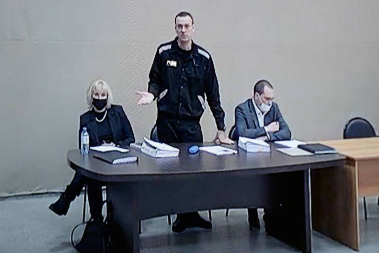 O principal opositor de Putin, Alexei Navalni, também se pronunciou sobre a guerra. A afirmação foi feita durante uma audiência do segundo julgamento do opositor, preso sob acusações contestadas por líderes estrangeiros. "Caro tribunal, quero oficialmente e sob o protocolo declarar: sou contra esta guerra. Considero-a imoral, fratricida e criminosa. Foi desencadeada pela gangue do Kremlin para facilitar o roubo. Eles matam por roubar.", disse.