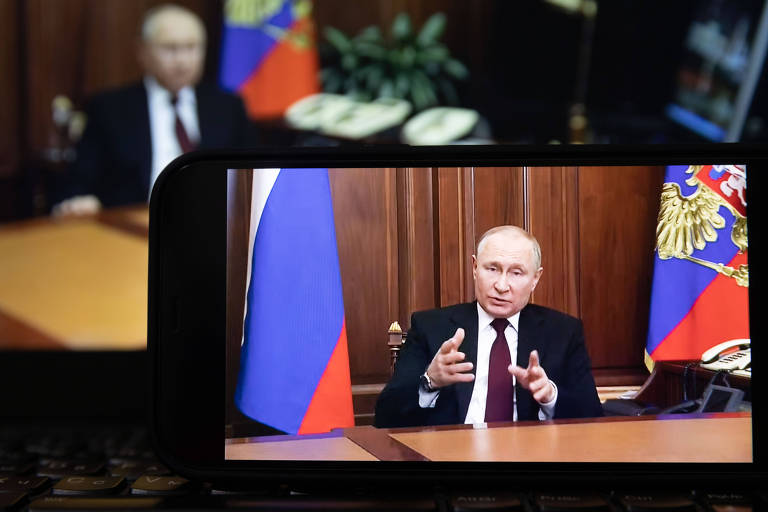 Vladimir Putin sendo gravado durante pronunciamento divulgado nesta quinta-feira (24)
