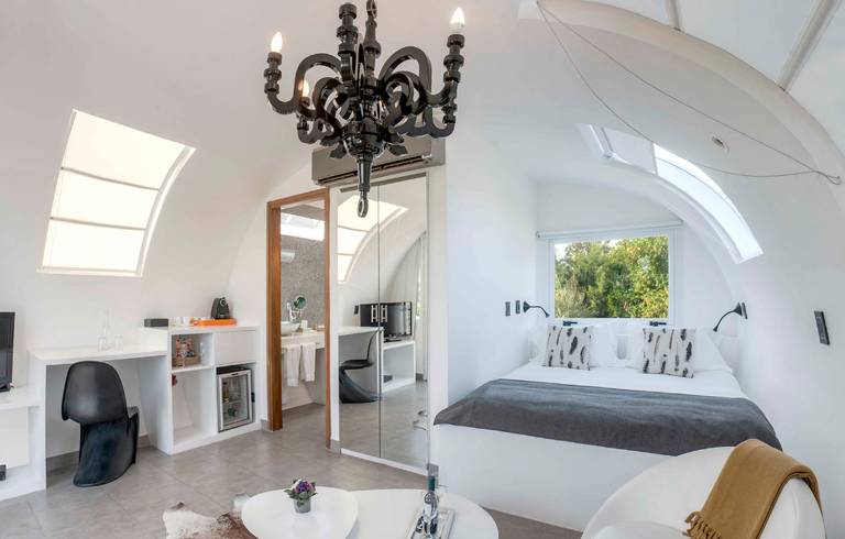 Interior da suíte-cápsula disponível no Entre Cielos