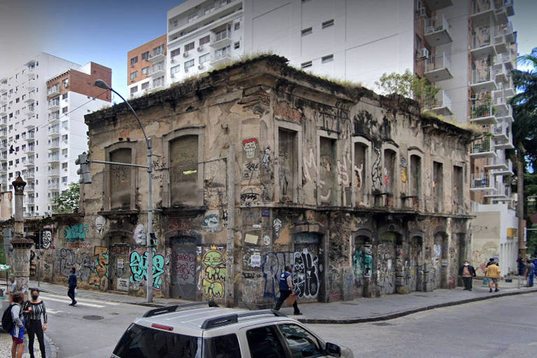 Imagem de palácio em ruínas no centro do Rio