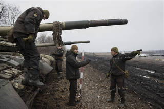 Ukrainian soldiers in a tank exercise in the Donetsk Oblast of Ukraine, Feb. 17, 2022. (Tyler Hicks/The New York Times)