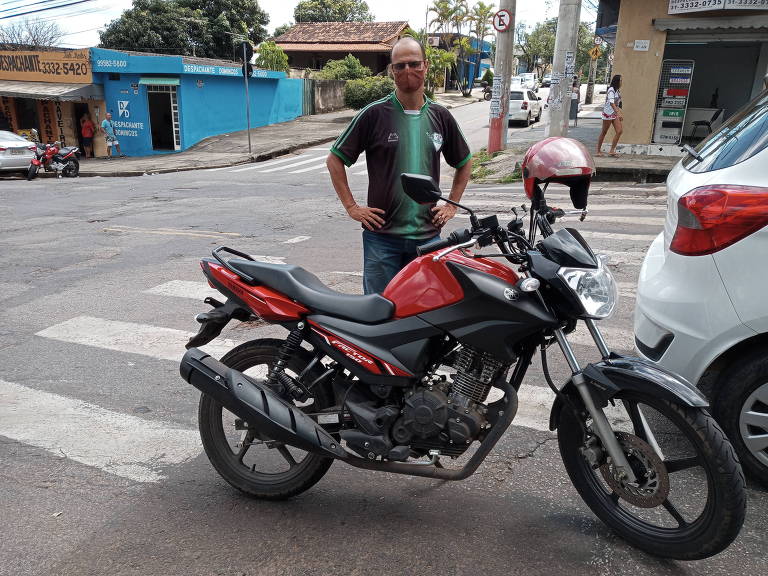 O motoboy Reinaldo Alberto Matias, na fila do Detran em Belo Horizonte.