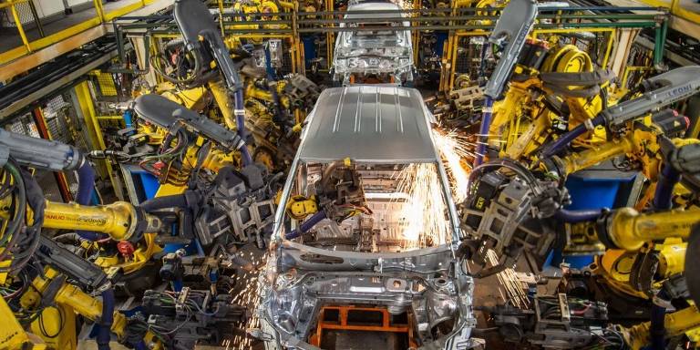 Indústria automotiva - A Ucrânia tem fábricas que produzem peças para automóveis, o que conecta o país às cadeias de suprimentos da indústria automobilística russa e europeia. O fornecimento de paládio, usado em conversores catalíticos e semicondutores, bem como de níquel, para baterias, é uma preocupação; várias montadoras também têm fábricas na Rússia, incluindo Renault, Stellantis, Toyota, Kia e Nissan