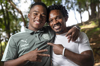 ***especial*** Jogador do Palmeiras  Endrick, 15,  recebe abraco do seu pai Douglas Souza,47, apos jogador dar entrevista no Museu do Futebol no estadio do Pacaembu