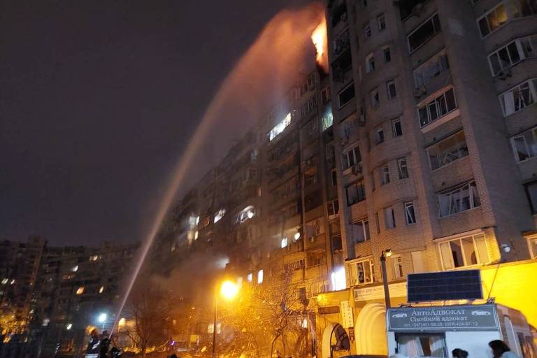 Bombeiros de Kiev apagam fogo em edifício atingido durante os ataques russos à capital ucraniana
