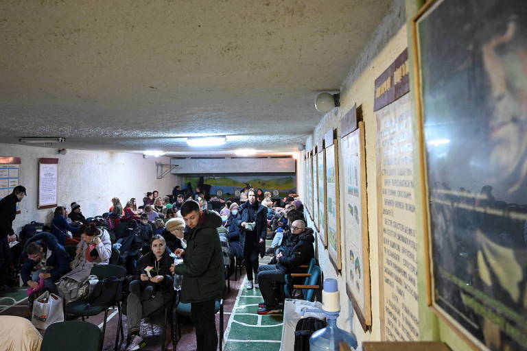 Pessoas se reúnem em um abrigo para ataques aéreos em Kiev, na Ucrânia