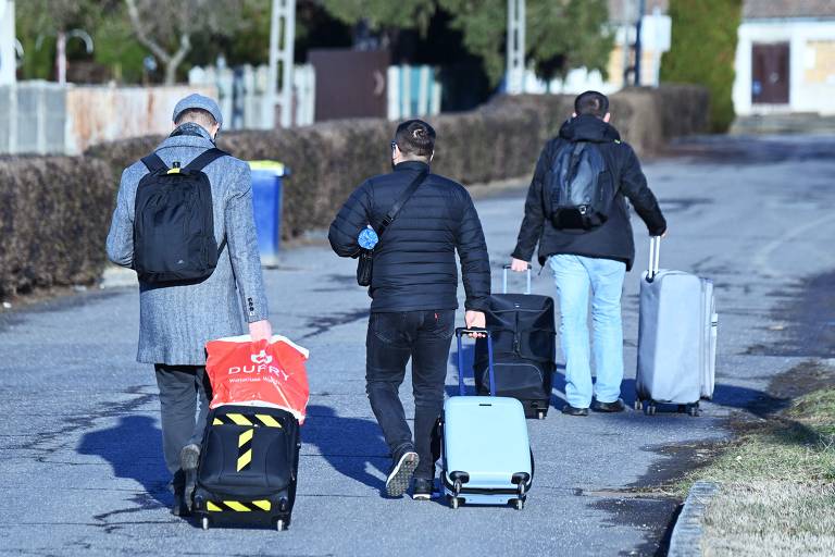 Médicos ucranianos tentam sair da Hungria e voltar para casa caminhando pela fronteira com Záhony