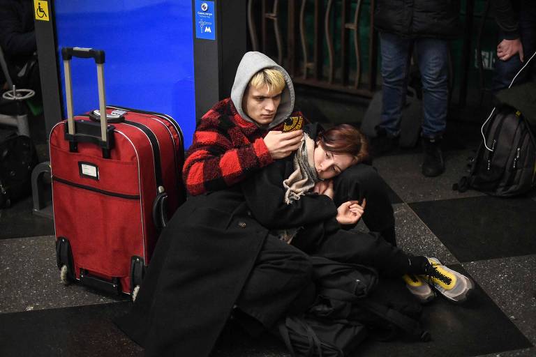 A situação na capital é tensa. Forças de Vladimir Putin voltaram a bombardear a cidade, desta vez com efeitos mais claros sobre civis, e se aproximam por dois flancos. Soldados russos já operam na cidade