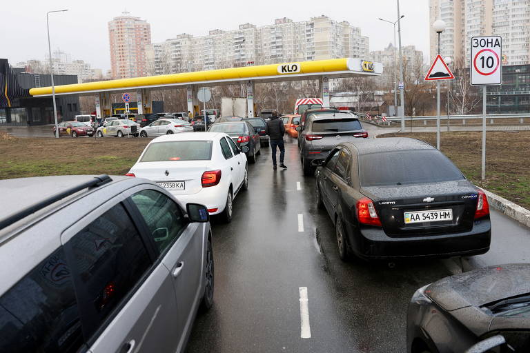 Motoristas fizeram fila para abastecer seus carros, enquanto o preço do barril de petróleo subia no mercado internacional, devido à crise