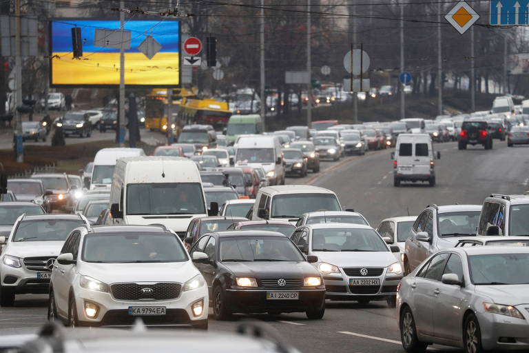 Conforme saíram as primeiras notícias do ataque russo, moradores de Kiev congestionaram rodovias para fugir da capital ucraniana