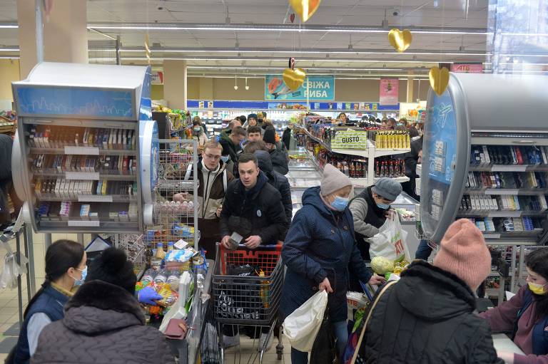 Além de dinheiro, pessoas fizeram fila para tentar conseguir água e comida em Kiev e outras cidades após o ataque. Na imagem, um supermercado em Kharkiv, no leste da Ucrânia