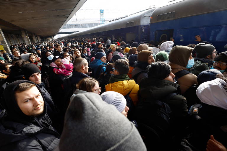 Estações de trem e metrô ficaram lotadas para a evacuação. Na imagem, a estação central de Kiev lotada esperando pelo embarque de um trem para Leópolis (Lviv), cidade próxima à fronteira com a Polônia