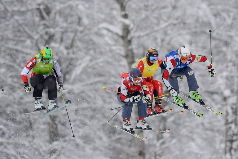 Atletas do esqui alpino competem no Rosa Khutor Resort, em Krasnodar, na Rússia