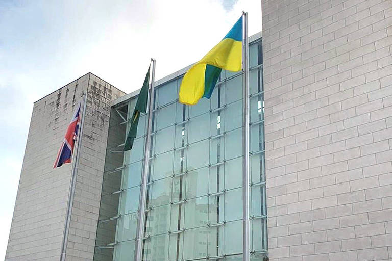 O consulado britanico em Sao Paulo hasteou nesta quinta (25) uma bandeira da Ucrânia 