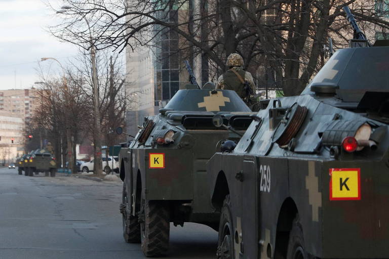 Soldados ucranianos circulam em veículos blindados por Kiev
