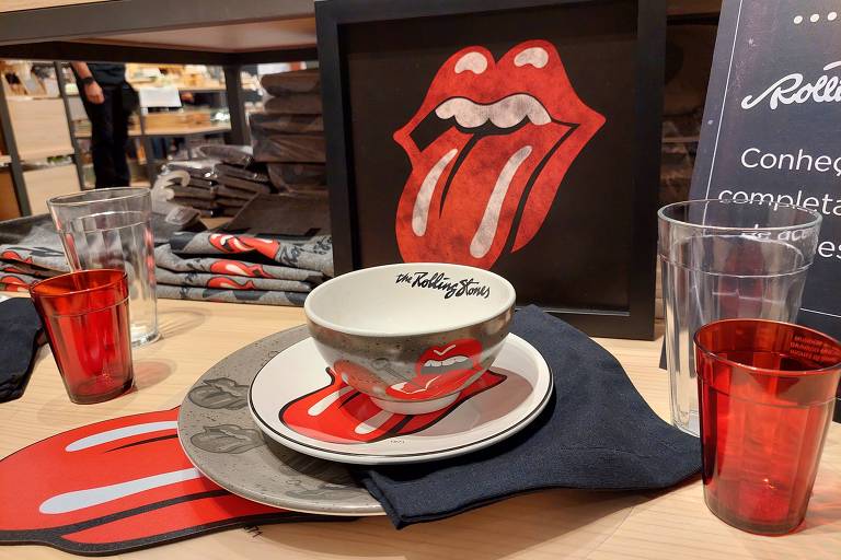 Produtos com estampa de símbolo dos Rolling Stones em loja da Tok&Stok