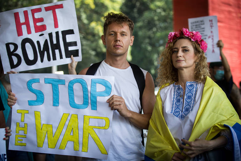 Fyodor Pavlov-Andreevich (russo) e Oxana Bergamo (ucraniana) durante Protesto em apoio a Ucrânia em frente ao MASP, na avenida Paulista 
