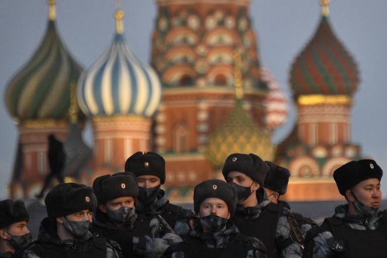 Policiais russos bloqueiam a praça Vermelha antes de protesto contra a guerra