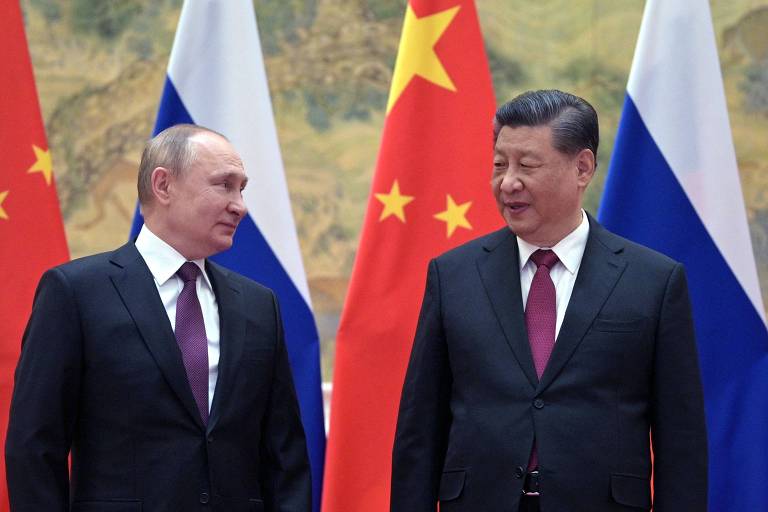O russo Vladimir Putin (à esq.) e o líder chinês Xi Jinping posam para fotos após encontro em Pequim 