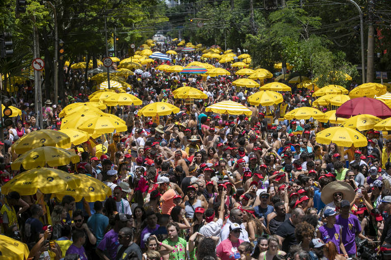 Multidão e guardassóis amarelos no Bloco da Favorita no Carnaval 2020 em São Paulo