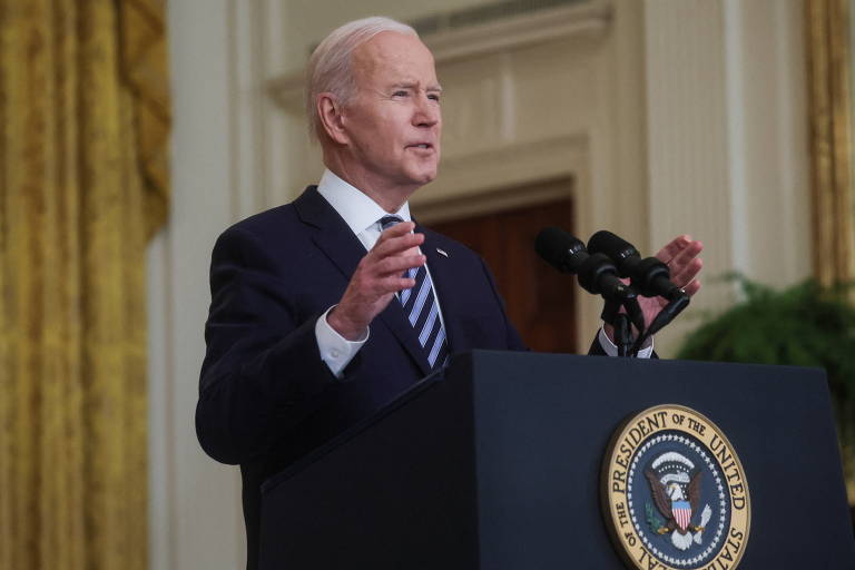 De pé, o presidente dos Estados Unidos, Joe Biden, discursa sobre o ataque da Rússia à Ucrânia na Casa Branca, em  Washington