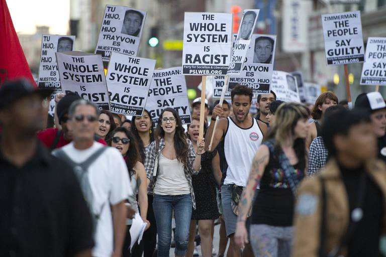 Manifestantes durante protesto em Los Angeles (Califórnia) contra absolvição do ex-vigia George Zimmerman, que matou o jovem negro Trayvon Martin
