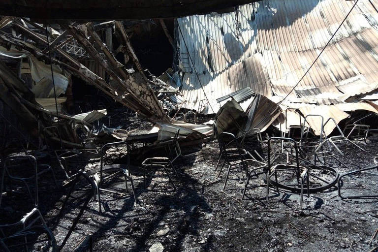 Salão de eventos ficou destruído após incêndio no resort em Cesário Lange