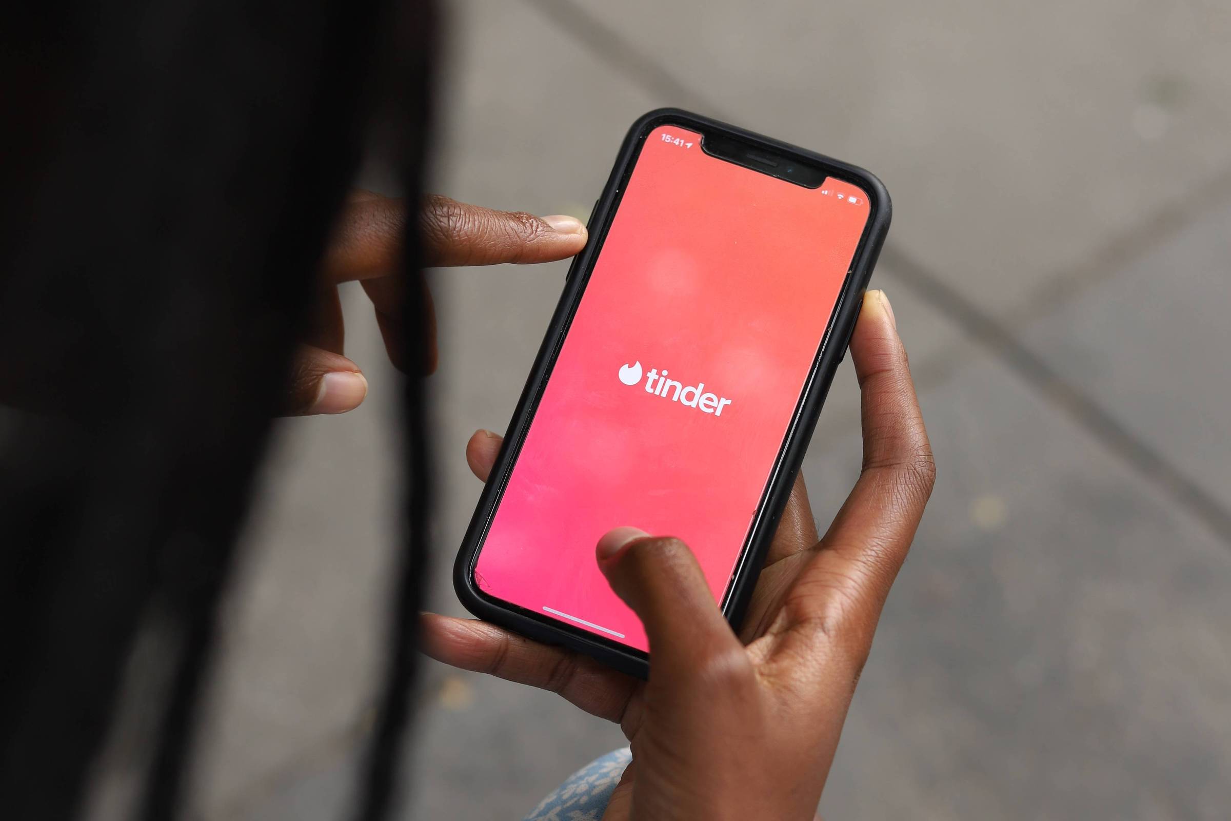 Os riscos de usar IA para aprimorar habilidades de conversa em apps de namoro