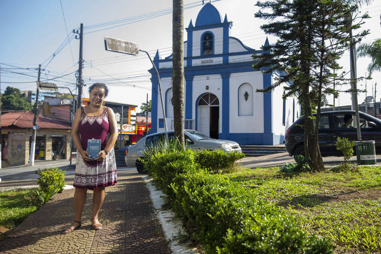 Joziane Soares de Sousa mostra a praça Júlio César de Campos, onde a família de Carolina Maria de Jesus e os moradores querem que a estátua seja instalada