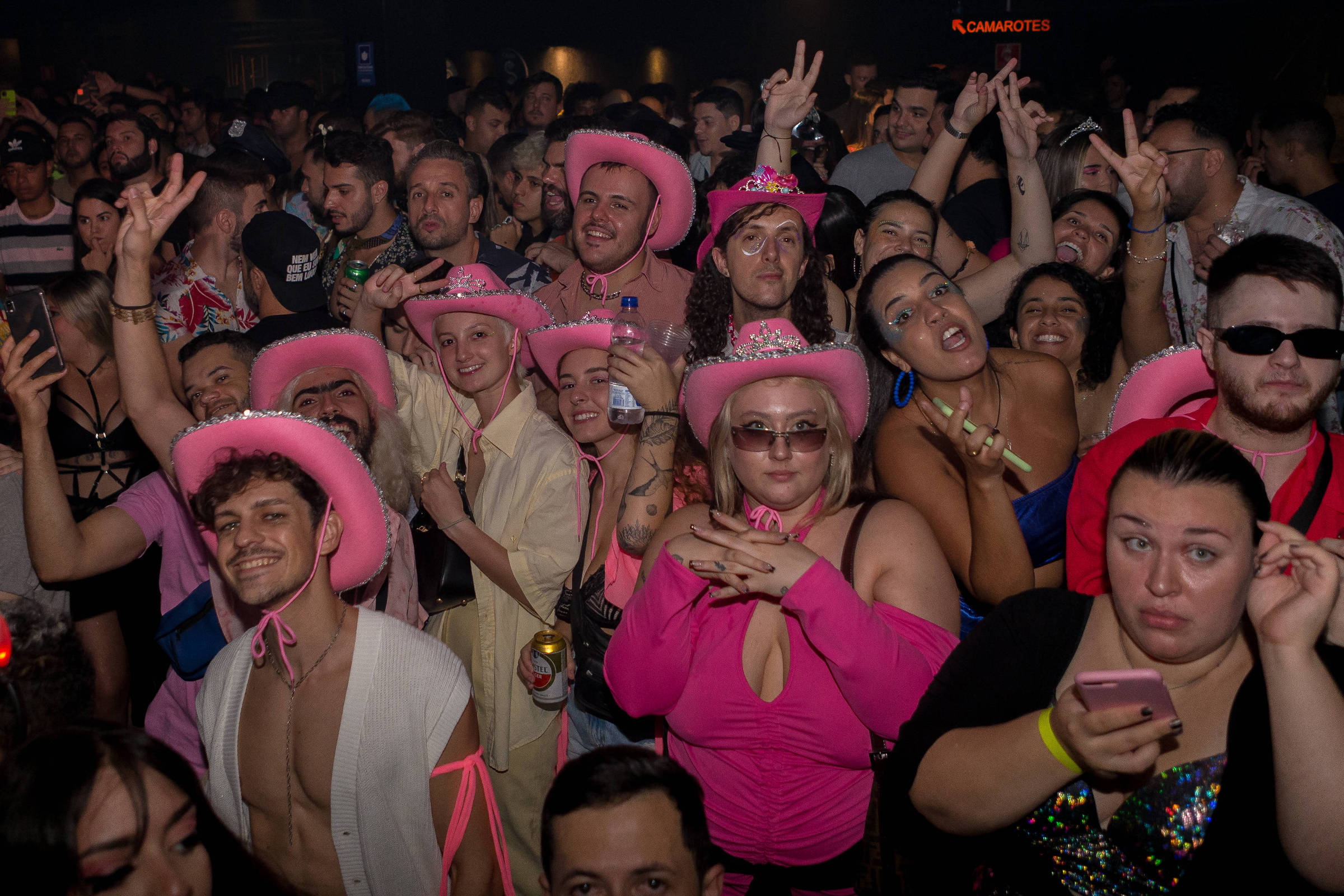 Largada do Carnaval em SP tem balada com raras fantasias e muito glitter -  26/02/2022 - Cotidiano - Folha