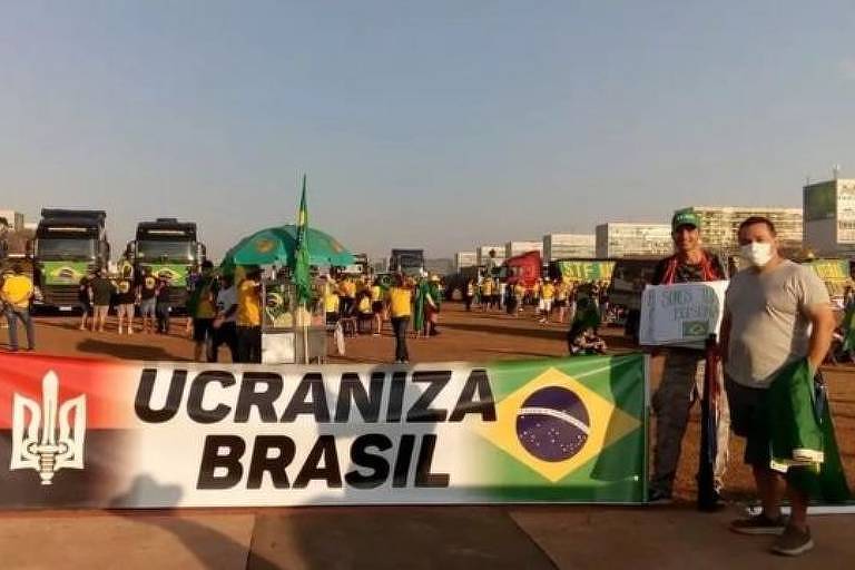 Faixa de protesto em Brasília mistura bandeira do Brasil com símbolo adotado pelo Right Sector, grupo de extrema direita ucraniano