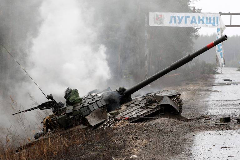 Fumaça sai de tanque T-72 russo destruído em rodovia perto de Lugansk, no terceiro dia da guerra