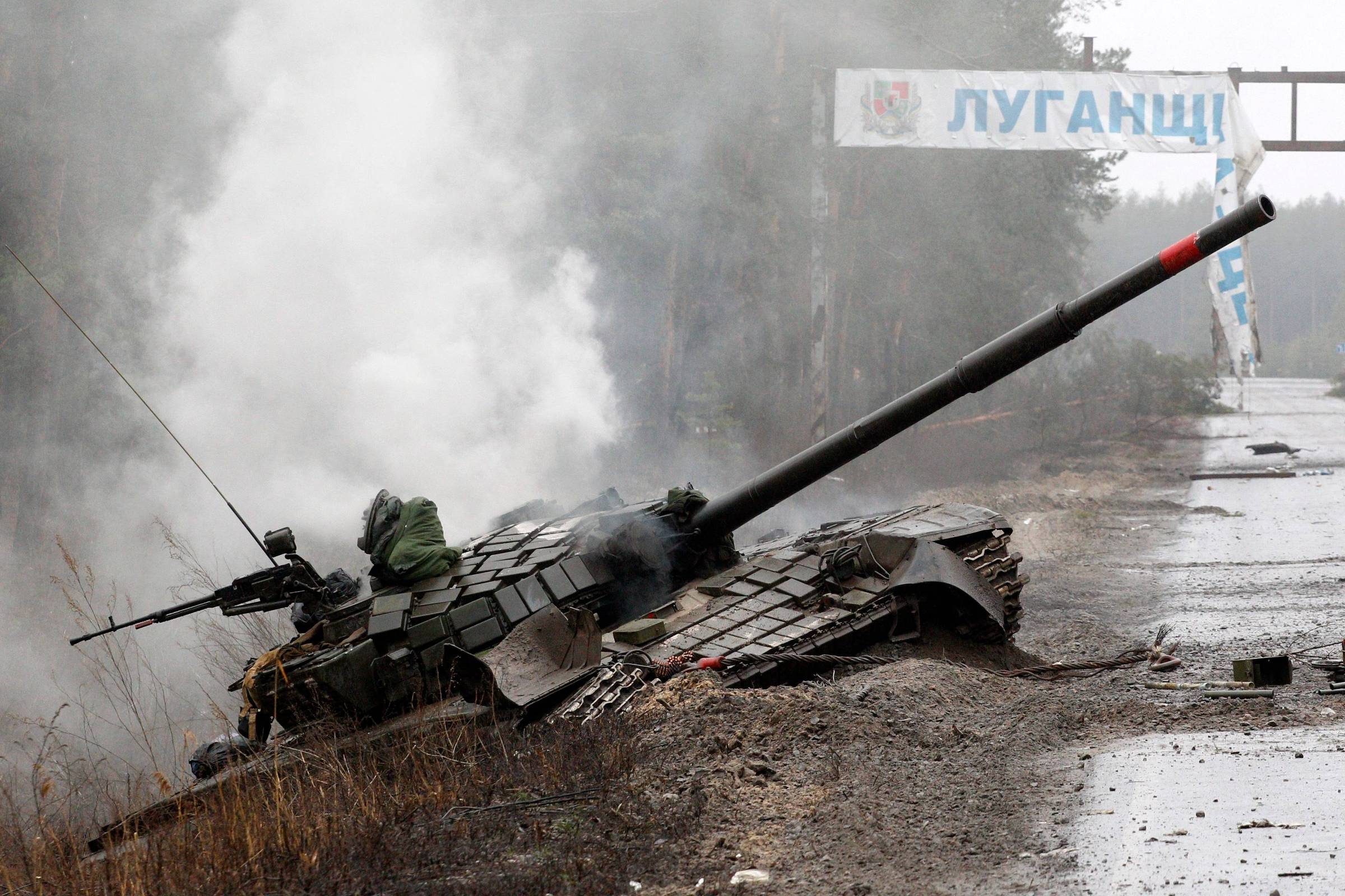 Mulher de tiro completo perto da guerra do tanque russo na ucrânia