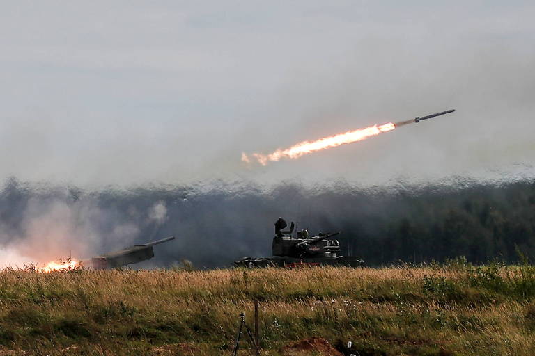 Bateria TOS-1A dispara foguete durante os Jogos Internacionais do Exército, perto de Moscou