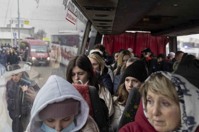 Refugiadas em ônibus em Medika após passar pela fronteira ucraniana
