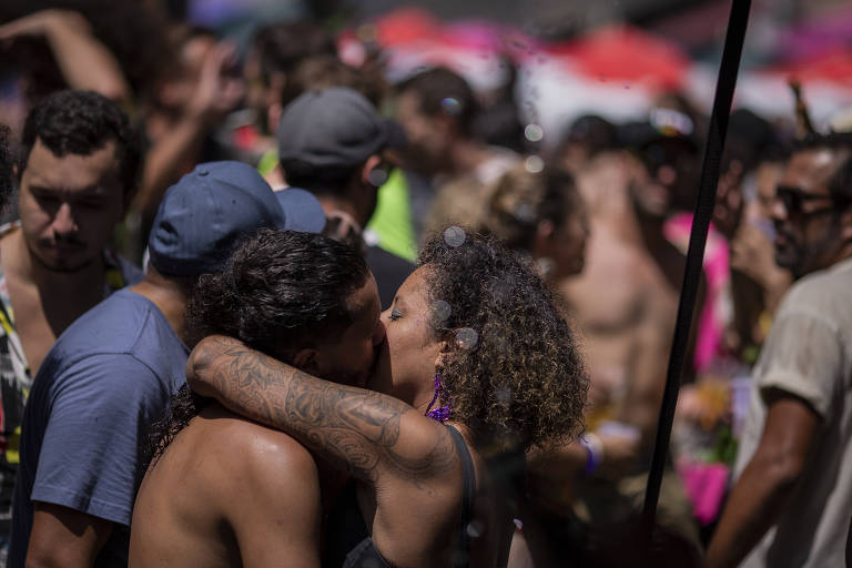 Blocos driblam fiscalização no Rio ficando parados