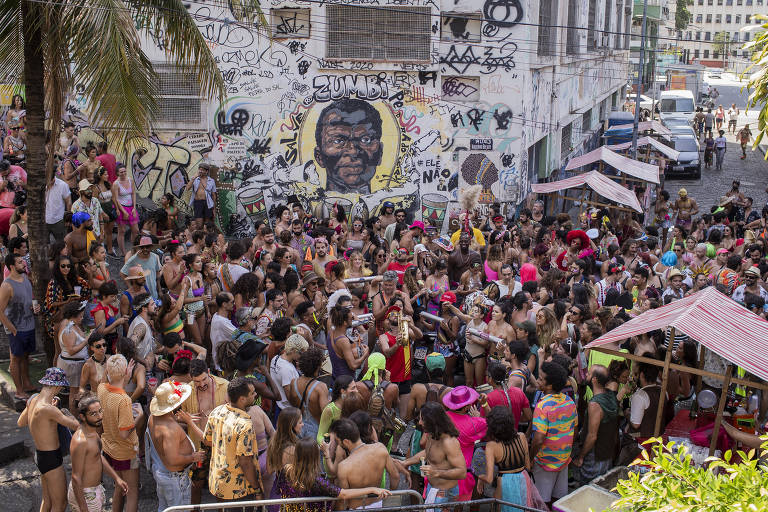 Blocos de rua driblam fiscalização no Rio 
