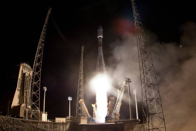 Lançamento de um foguete russo Soyuz de Kourou, na Guiana Francesa, para voo do satélite europeu Gaia, em 2013