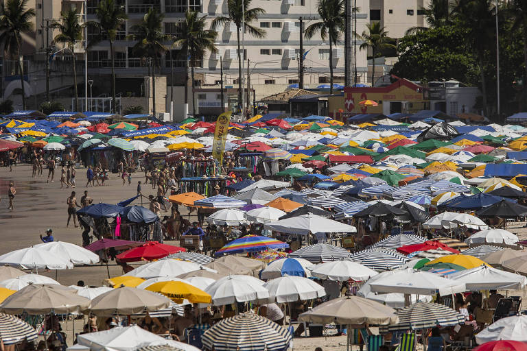 Sem Carnaval de rua, milhares lotam praias no litoral de SP